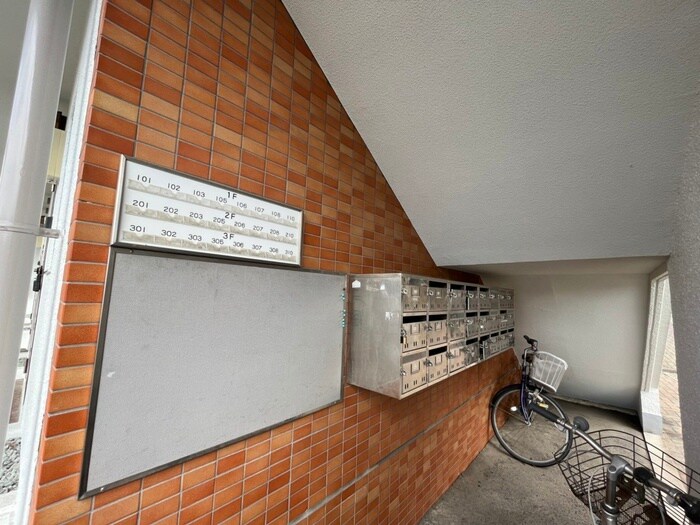 物件外観写真4　(エントランス部分)