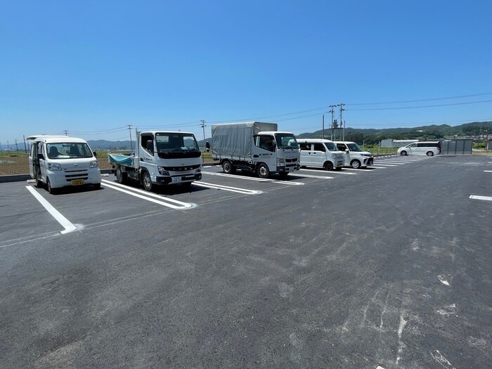 物件外観写真3　(駐車場)