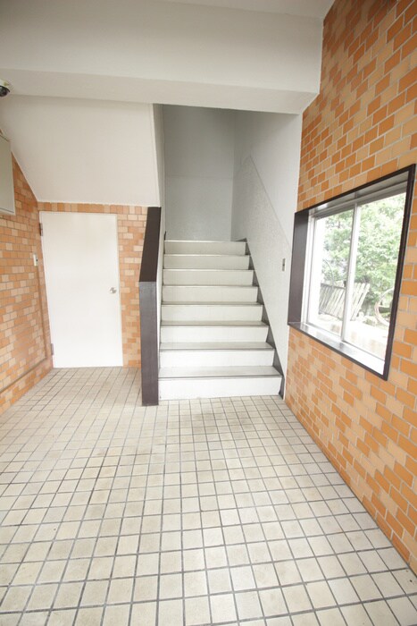 物件外観写真5　(エントランス部分)