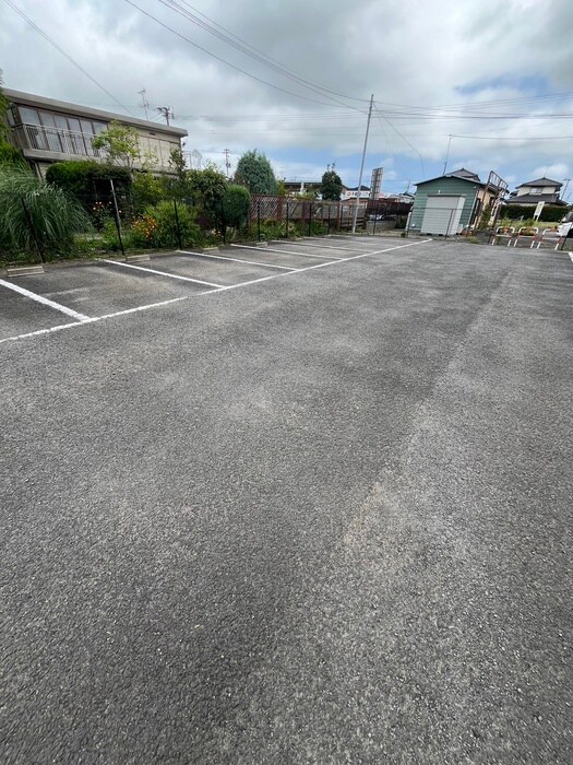 物件外観写真5　(駐車場)