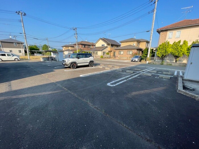 物件外観写真2　(駐車場)