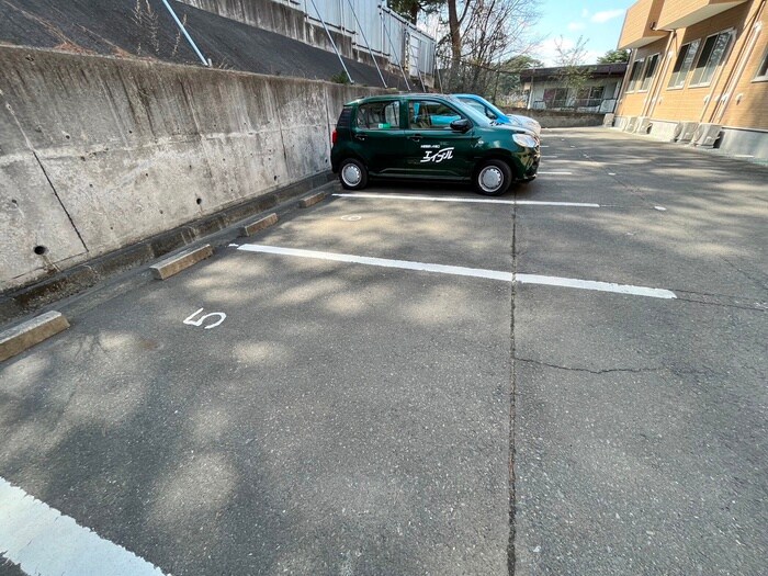 物件外観写真3　(駐車場)