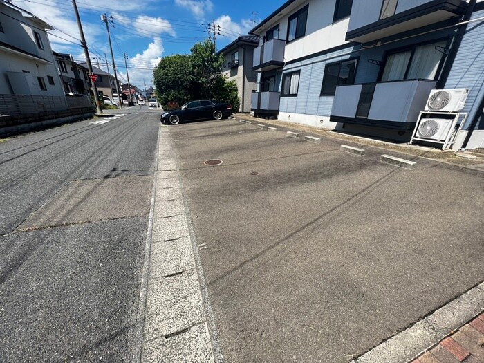 物件外観写真4　(駐車場)