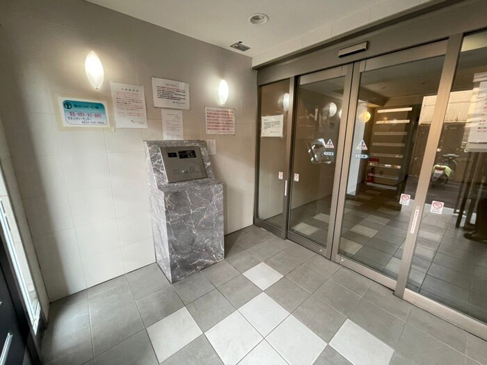 物件外観写真3　(エントランス部分)