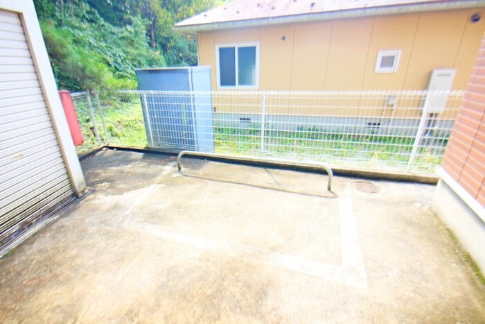 物件外観写真4　(駐輪場)