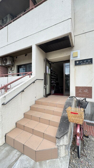 物件外観写真4　(エントランス部分)