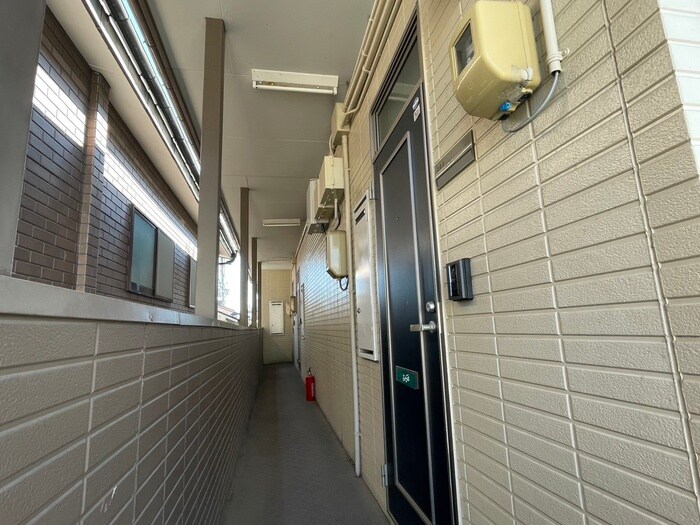 物件外観写真2　(エントランス部分)