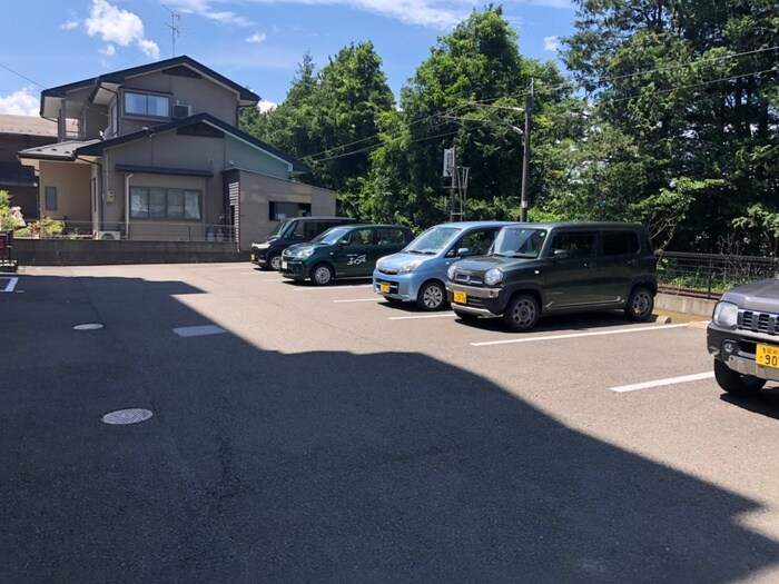 物件外観写真6　(駐車場)