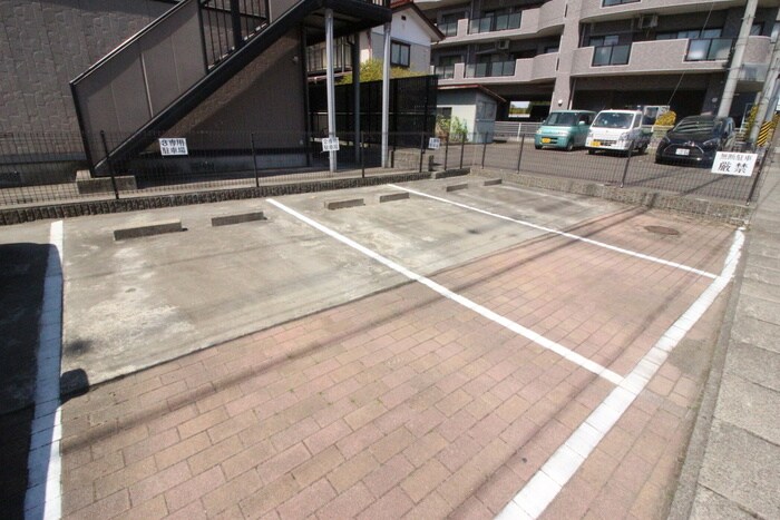 物件外観写真3　(駐車場)