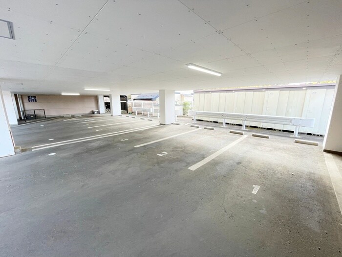 物件外観写真4　(駐車場)