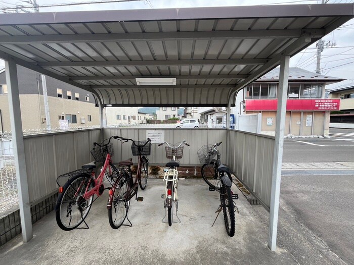 物件外観写真4　(駐輪場)