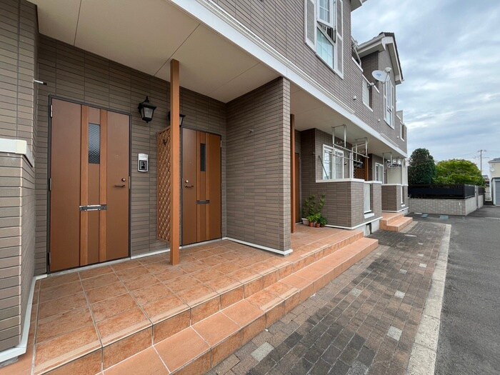 物件外観写真6　(エントランス部分)