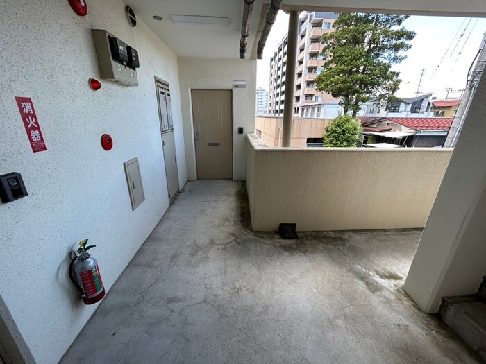 物件外観写真6　(エントランス部分)