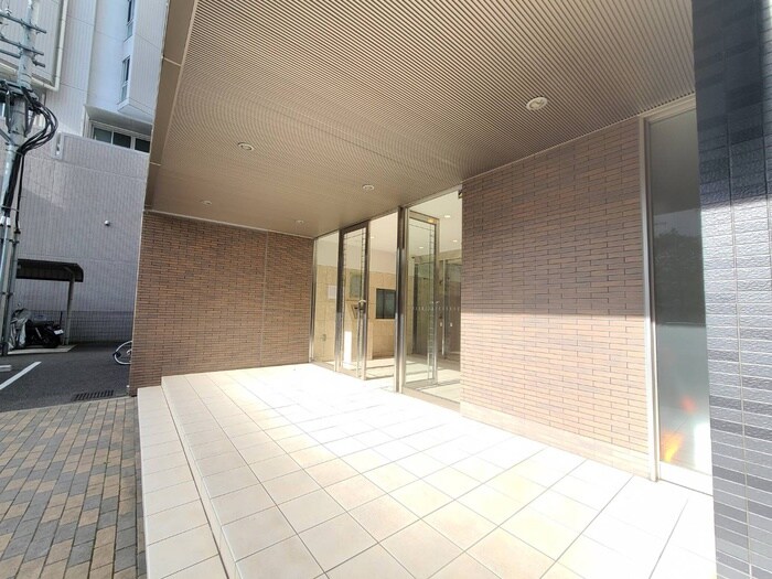 物件外観写真2　(エントランス部分)