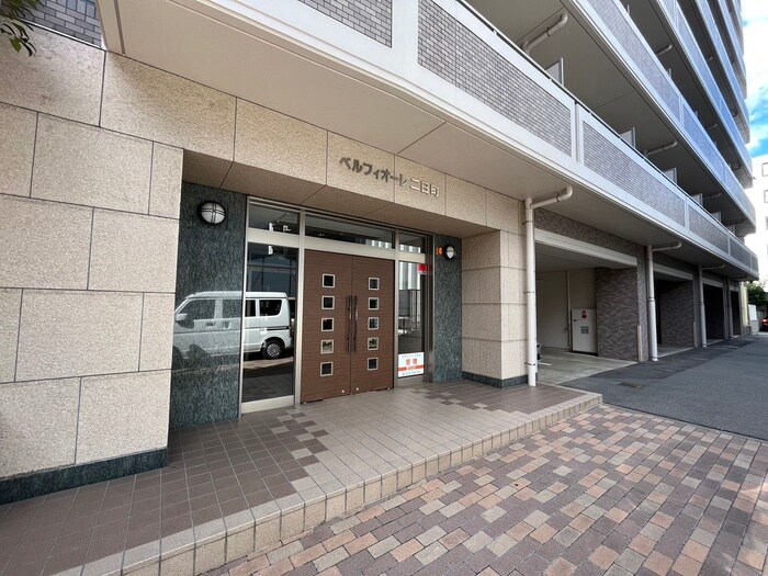 物件外観写真6　(エントランス部分)