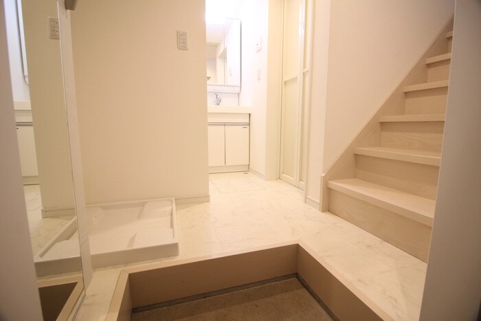 物件内観写真13　(玄関)