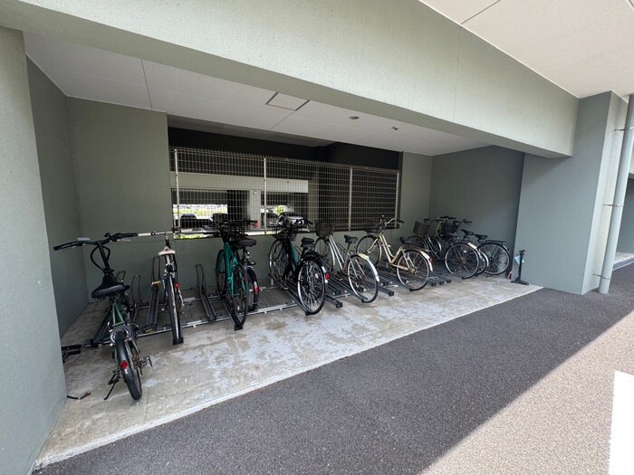 物件外観写真2　(駐輪場)
