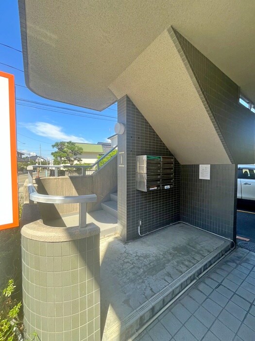 物件外観写真3　(エントランス部分)