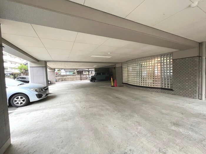 物件外観写真3　(駐車場)