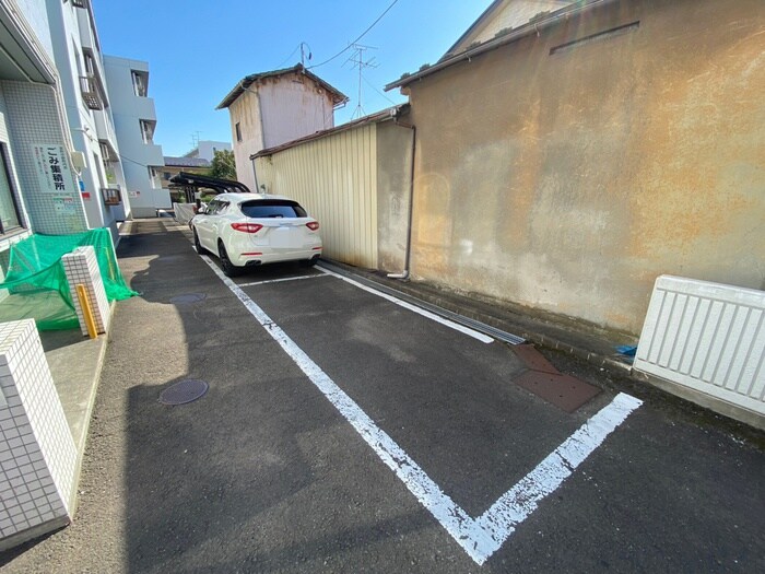 物件外観写真2　(駐車場)