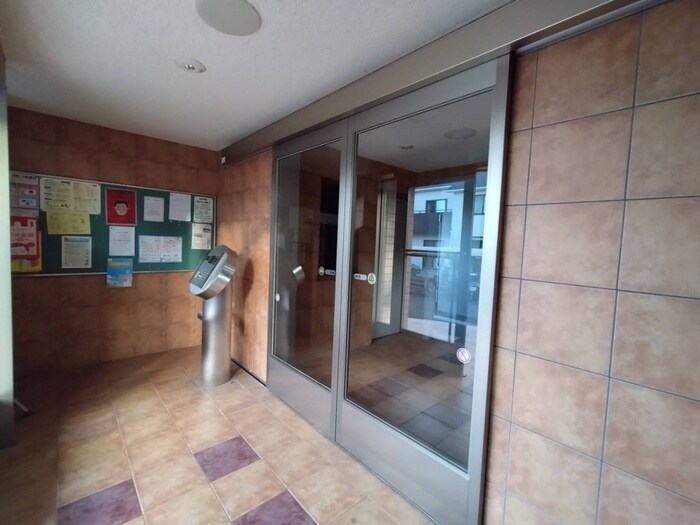 物件外観写真2　(エントランス部分)