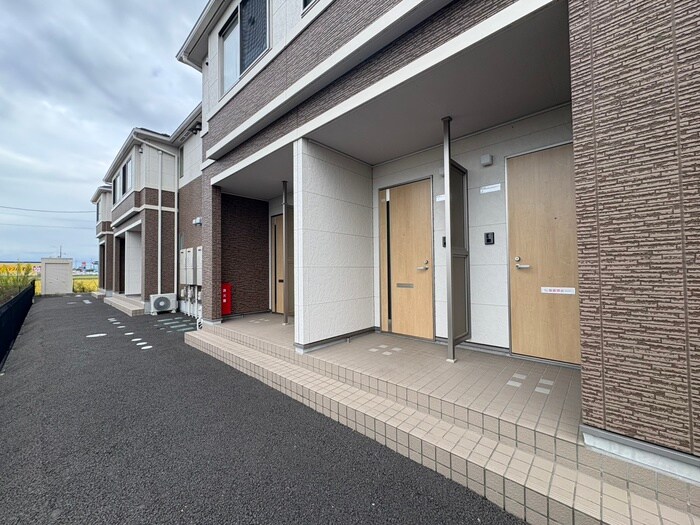 物件外観写真3　(エントランス部分)