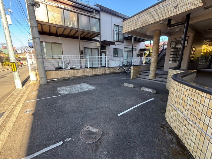 物件外観写真2　(駐車場)