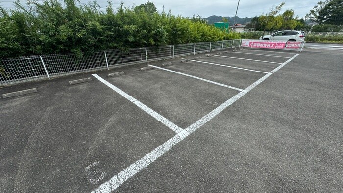物件外観写真6　(駐車場)