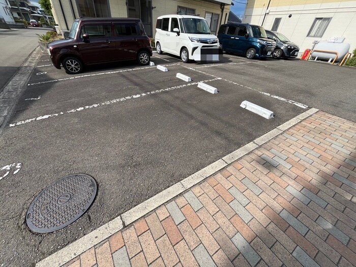 物件外観写真3　(駐車場)