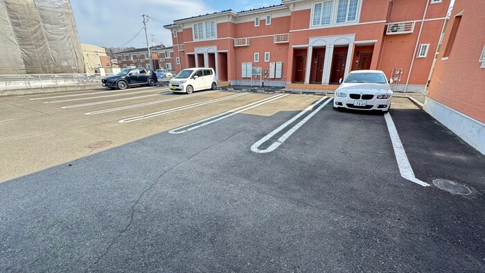 物件外観写真4　(駐車場)