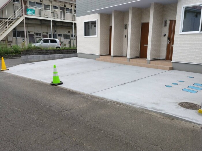 物件外観写真4　(駐車場)