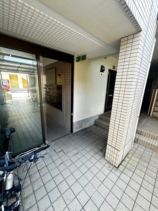 物件外観写真3　(エントランス部分)