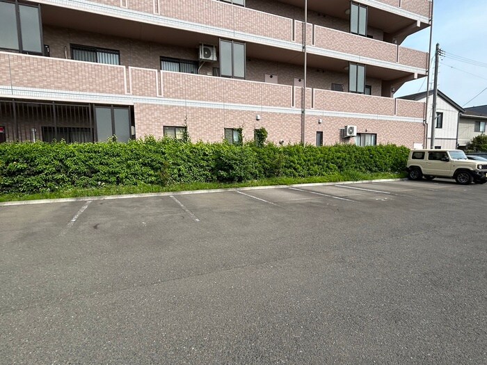 物件外観写真2　(駐車場)