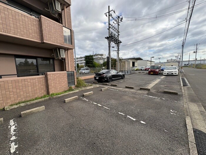 物件外観写真3　(駐車場)