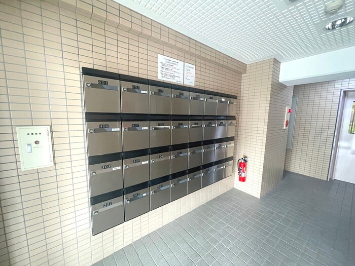 物件外観写真3　(エントランス部分)