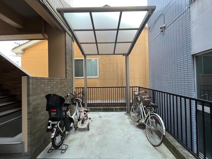 物件外観写真4　(駐輪場)