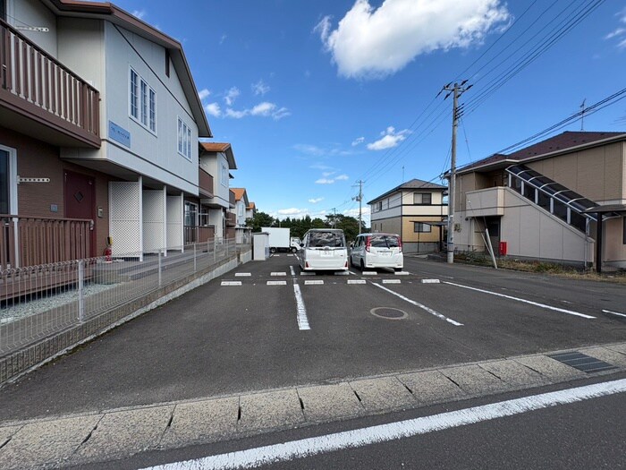 物件外観写真2　(駐車場)