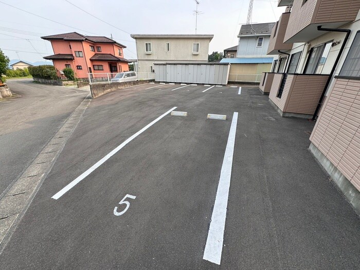 物件外観写真2　(駐車場)