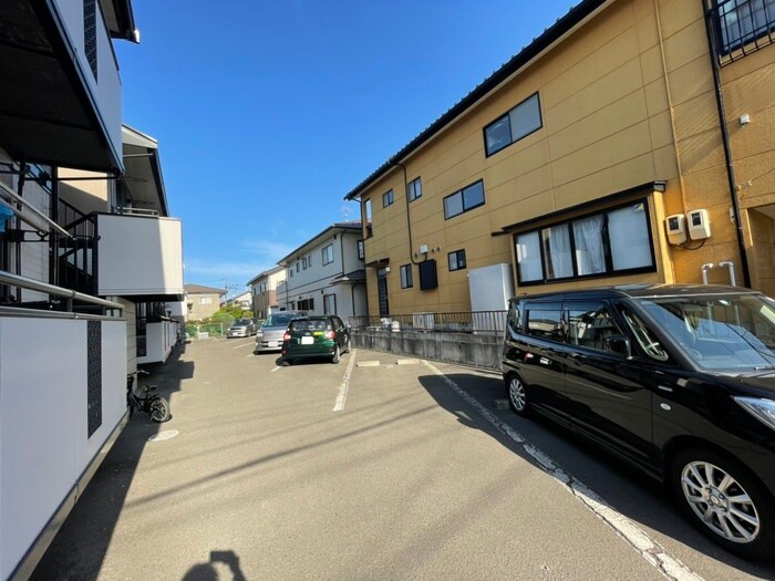 物件外観写真2　(駐車場)