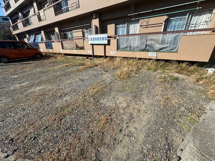 物件外観写真4　(駐車場)