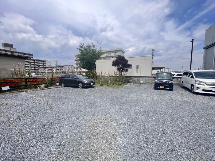 物件外観写真5　(駐車場)