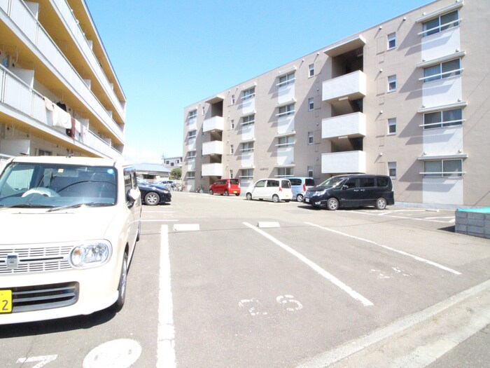 物件外観写真4　(駐車場)