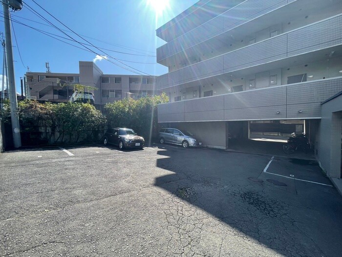 物件外観写真2　(駐車場)