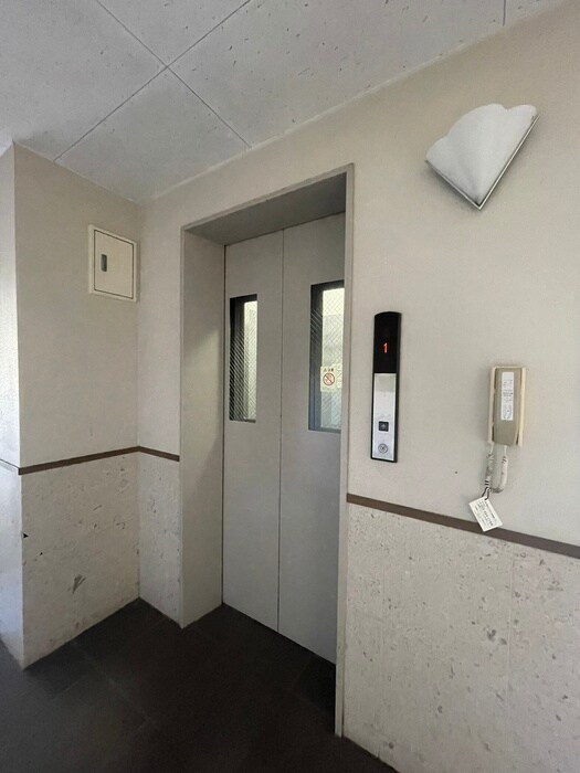 物件外観写真5　(エントランス部分)