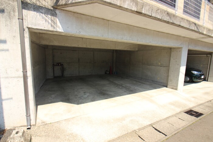 物件外観写真3　(駐車場)