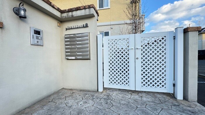 物件外観写真3　(エントランス部分)