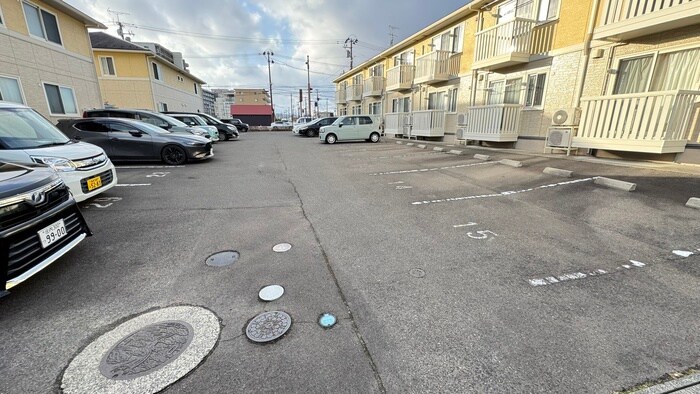 物件外観写真4　(駐車場)