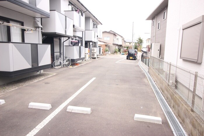 物件外観写真4　(駐車場)