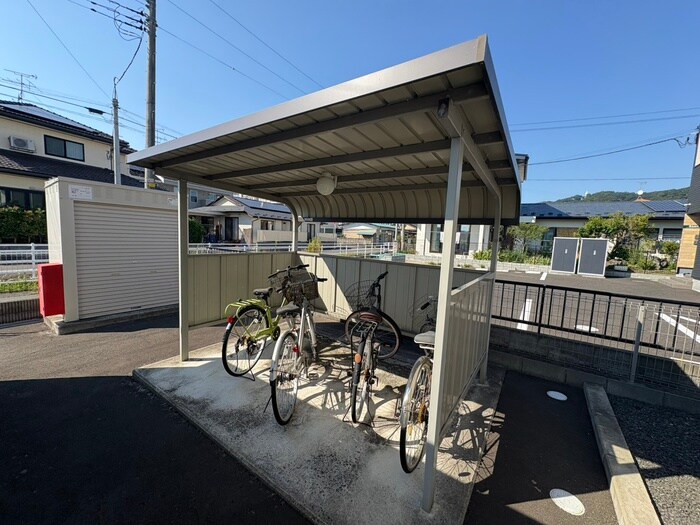 物件外観写真4　(駐輪場)