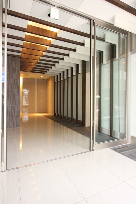 物件外観写真2　(エントランス部分)